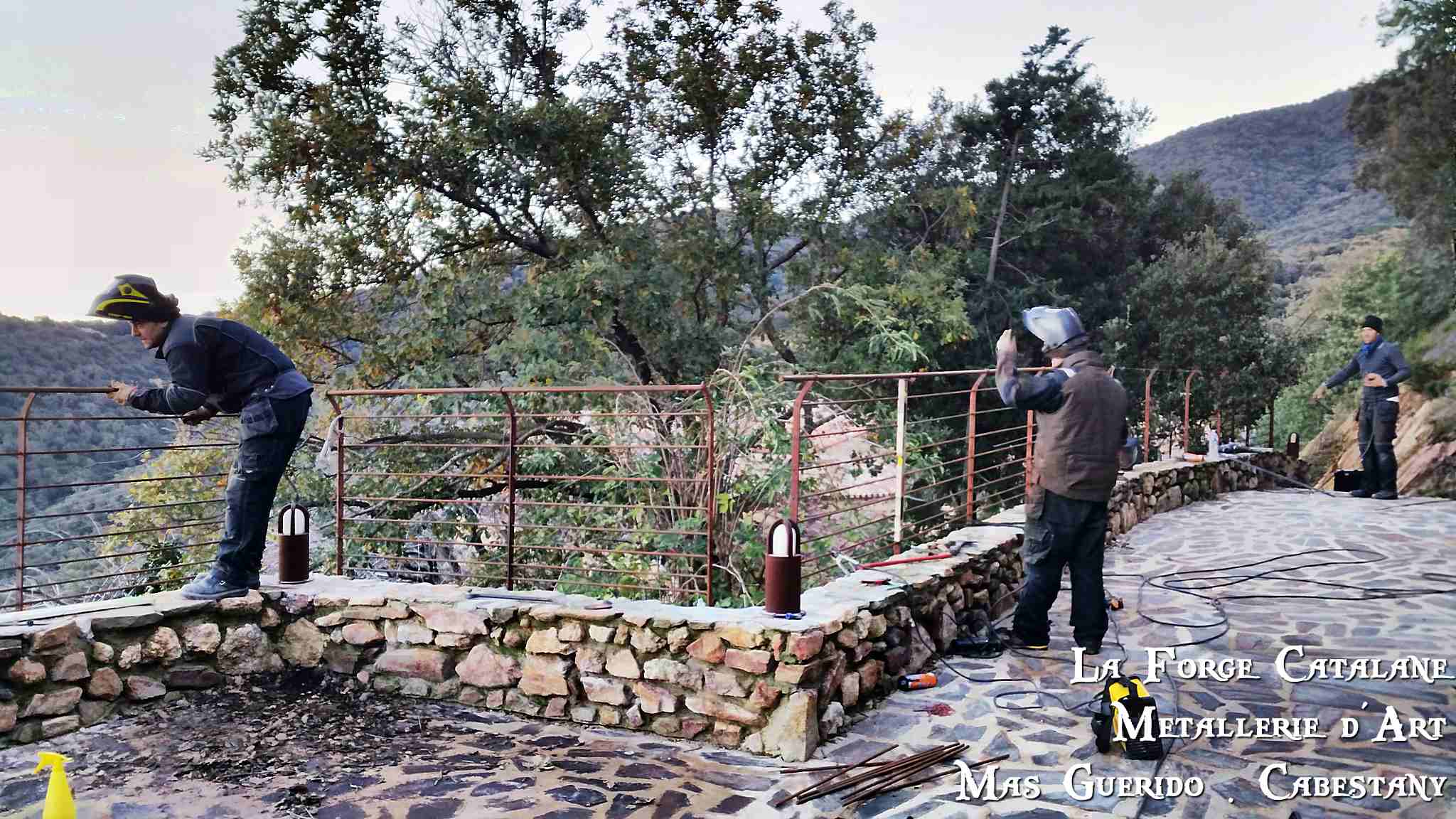 Garde corps decoupe laser lisses rond horizontal pose anglaise.jpg